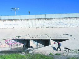 Decenas de personas se ven a diario en la frontera con Tijuana tratando de cruzar a EU. NTX /