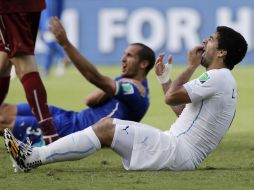 La amonestación al también jugador de Liverpool fue por morder al italiano Giorgio Chiellini durante el partido Italia-Uruguay. AP /