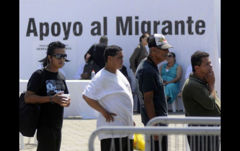 Los delincuentes cruzaban aproximadamente a 400 migrantes; reciben a policías a balazos cuando se aproximan. ARCHIVO /