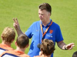 Louis van Gaal en una charla táctica con sus seleccionados holandeses. EFE /