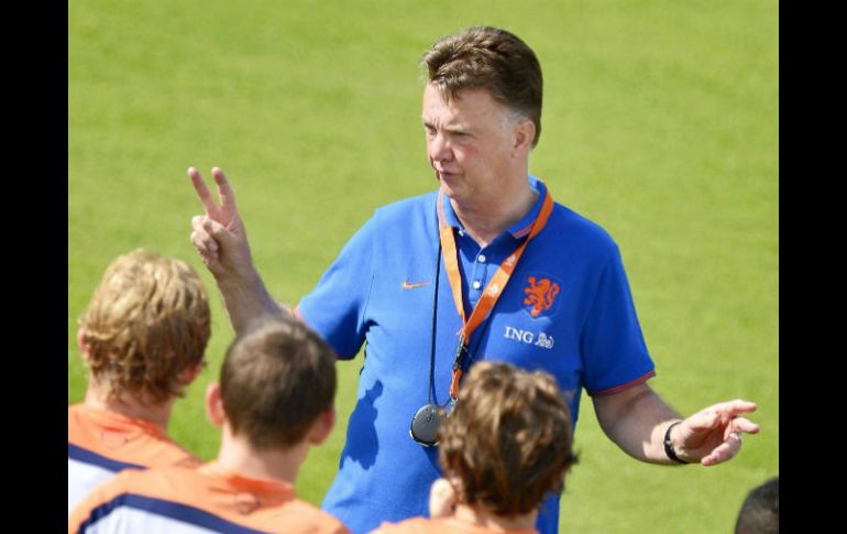 Louis van Gaal en una charla táctica con sus seleccionados holandeses. EFE /