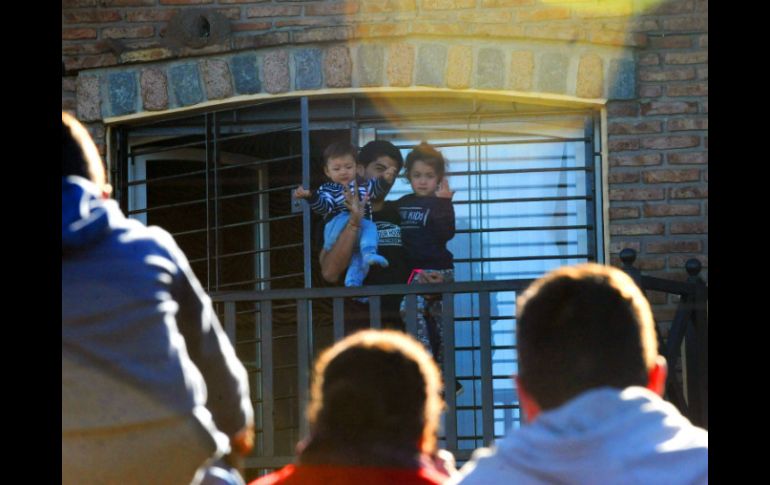 Mientras los mexicanos consideran justa la sanción a Suárez, los uruguayos han mostrado su apoyo al jugador incluso fuera de su casa. AFP /