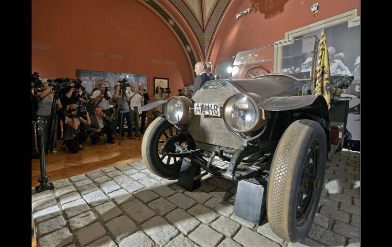 El descapotable donde Francisco Fernando fue asesinado se encuentra intacto, con misma matrícula y mismo estandarte imperial. EFE /