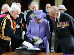 Isabel II recibe un libro con el nombre de los voluntarios británicos y auxiliares que participaron en la Primera Guerra Mundial. AFP /