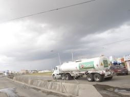 Después de horas del operativo, autoridades controlaron la fuga de gasolina derivado de la toma clandestina. ARCHIVO /