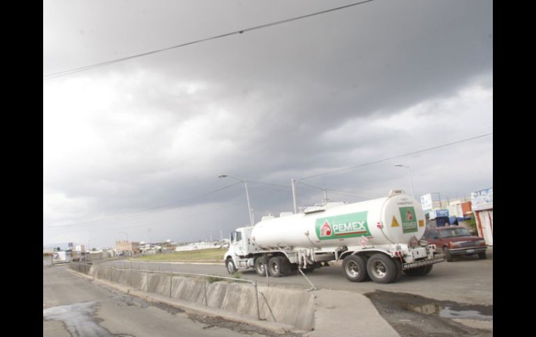 Después de horas del operativo, autoridades controlaron la fuga de gasolina derivado de la toma clandestina. ARCHIVO /