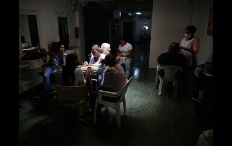 Autoridades venezolanas indican que se investigan las causas que generaron la fluctuación de electricidad. AFP /