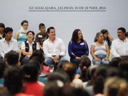 Rosario Robles estuvo en el comedor de San Andrés Cohamiata, Mezquitic con el gobernador Aristóteles Sandoval.  /