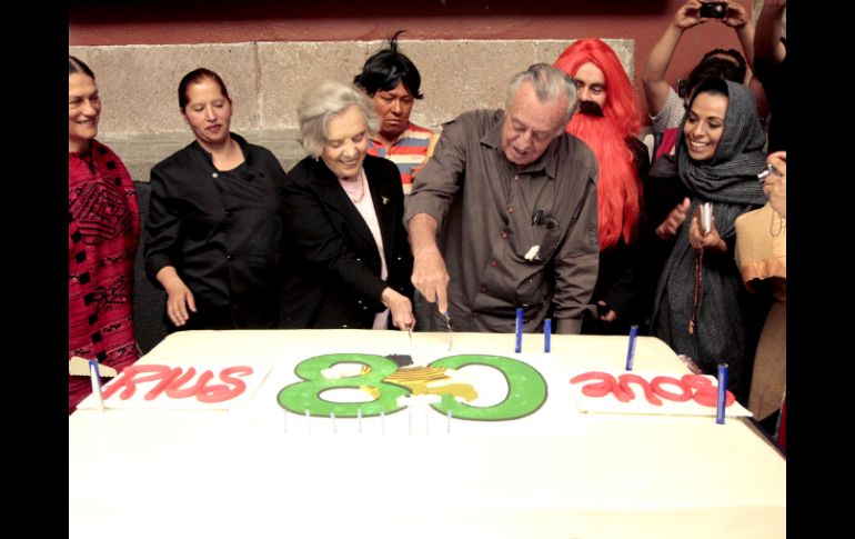 Rius celebra su cumpleaños número 80 en el Museo de la Ciudad de México, acompañado de la escritora Elena Poniatowska. NTX /