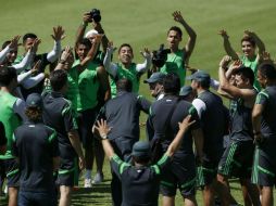 Jugadores y cuerpo técnico de México durante el entrenamiento del sábado en el Estadio de Atletismo de la Universidad de Fortaleza. EFE /