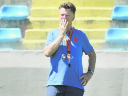 Louis van Gaal reflexiona en el entranamiento de la selección holandesa en el Estadio Presidente Vargas en la ciudad de Fortaleza. EFE /