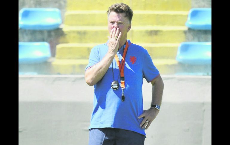 Louis van Gaal reflexiona en el entranamiento de la selección holandesa en el Estadio Presidente Vargas en la ciudad de Fortaleza. EFE /