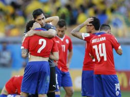 Los jugadores chilenos reaccionan tras el penal que Jara estrelló en el poste, y que le costó la eliminación al combinado andino. AP /