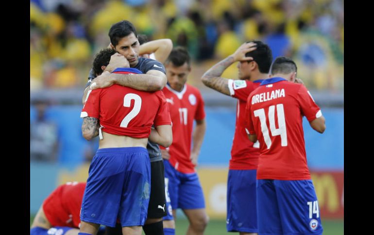 Los jugadores chilenos reaccionan tras el penal que Jara estrelló en el poste, y que le costó la eliminación al combinado andino. AP /