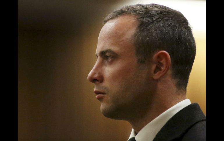 Óscar Pistorius enfrenta entre 25 años de prisión y cadena perpetua por asesinato de su novia Reeva Steenkamp. AP /