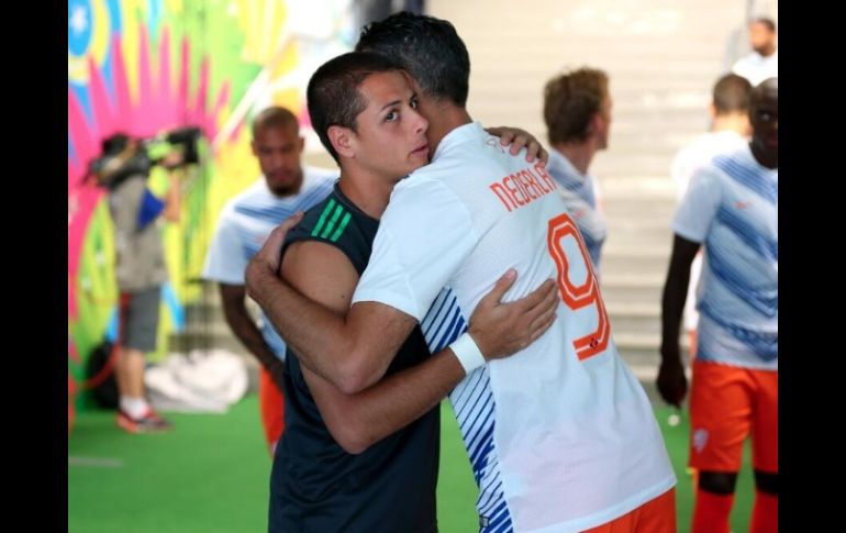 La cuenta de Twitter de la FIFA publicó esta imagen de 'Chicharito' y Van Persie abrazándose previo al partido. ESPECIAL /