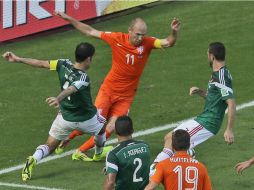 Arjen admite fingir en el primer tiempo pero asegura que el penal de la victoria fue legítimo. AP /