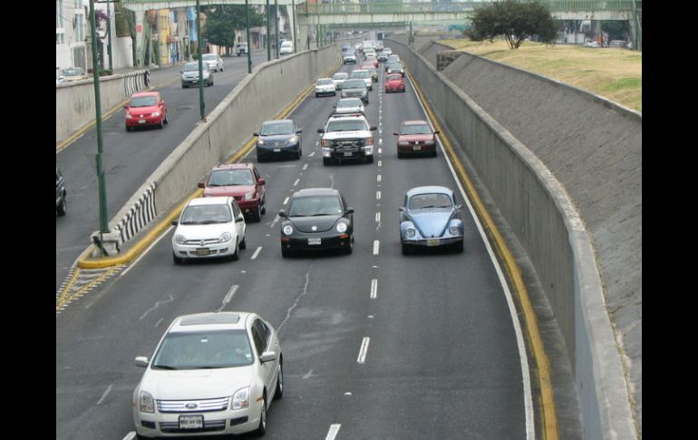 A pesar de que el endurecimiento al 'Hoy no Circula' es una buena medida, es insuficiente si se quiere reducir la contaminación. ARCHIVO /