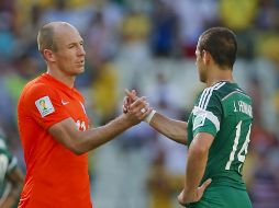 Javier Hernández considera que el penal que se marcó sobre el holandés Arjen Robben es muy dudoso. AP /