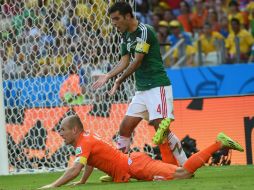 Comenta que lo que pisó fue el suelo y no al jugador holandés, 'Él me toca a mí'. AFP /