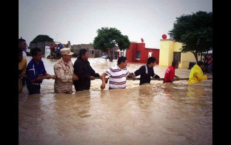 Las inundaciones afectaron la región y a miles de personas. Twitter: @chematierra. ESPECIAL /