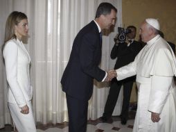 Letizia comparece ante el Papa vestida de blanco, privilegio concedido a las reinas católicas. EFE /