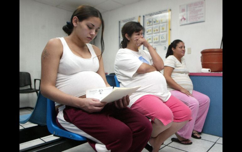 El IMSS brinda información sobre métodos anticonceptivos y control prenatal. ARCHIVO /