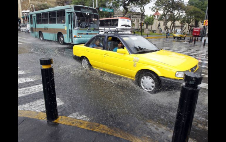 La lluvia comienza a caer esta madrugada de lunes, provocando que automovilistas circularan de manera más lenta; se reportan choques. ARCHIVO /