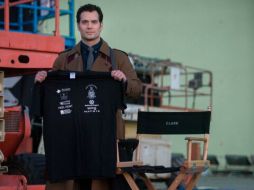 Cavill luce caracterizado como el alter ego de Superman y sosteniendo una playera de la fundación. ESPECIAL /