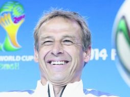 Jurgen Klinsmann lució relajado ayer durante la charla con los medios de comunicación previo al partido entre Estados Unidos y Bélgica. EFE /