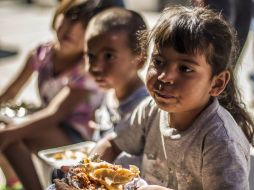 El afán por mejorar las condiciones de vida de los niños, orilla a los padres a que los envien a la frontera. ARCHIVO /