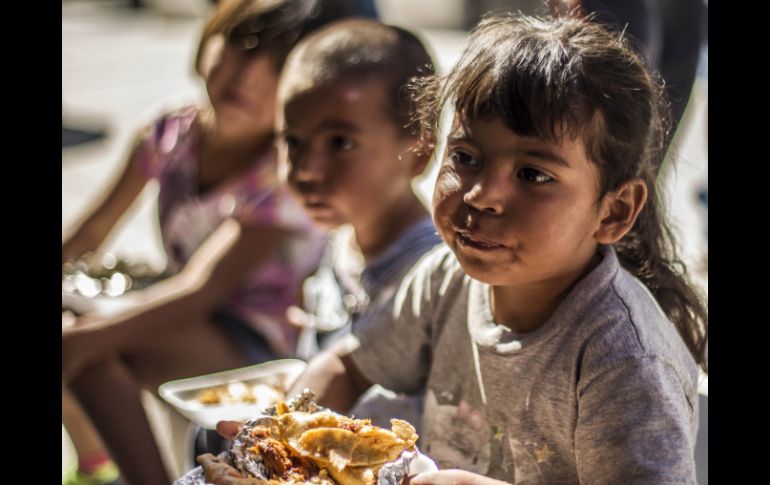 El afán por mejorar las condiciones de vida de los niños, orilla a los padres a que los envien a la frontera. ARCHIVO /