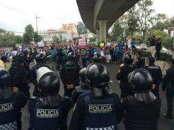 Los inconformes y los policías suscitaron un conato de bronca y los manifestantes retomaron el bloqueo. Tomada de @anonopshispano  /