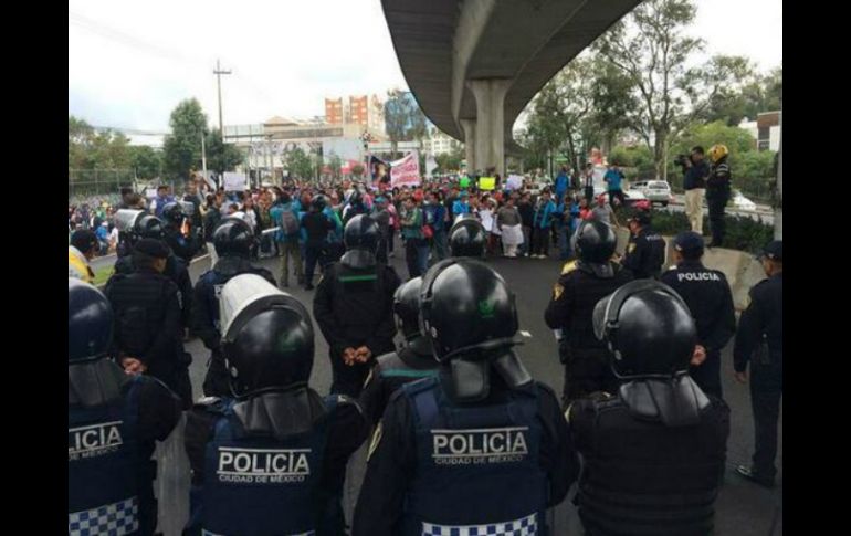 Los inconformes y los policías suscitaron un conato de bronca y los manifestantes retomaron el bloqueo. Tomada de @anonopshispano  /