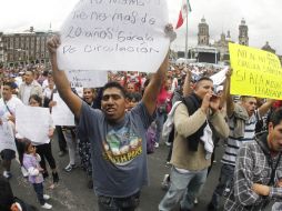 Esta mañana y tarde, decenas de manifestantes se reunieron en el Zócalo para rechazar las nuevas disposiciones del 'Hoy no circula'. SUN /