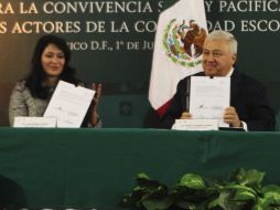 Laura Vargas Carrillo y Emilio Chuayffet en la firma del convenio para combatir el acoso escolar. SUN /