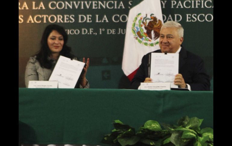 Laura Vargas Carrillo y Emilio Chuayffet en la firma del convenio para combatir el acoso escolar. SUN /