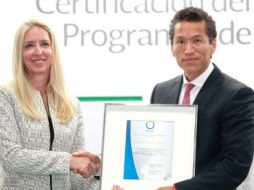 Aristóteles Núñez recibió la Certifi cación del Uso de Programas de Cómputo, que cubrirá 38 mil máquinas. NTX /