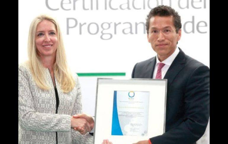 Aristóteles Núñez recibió la Certifi cación del Uso de Programas de Cómputo, que cubrirá 38 mil máquinas. NTX /