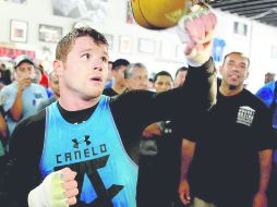 Casa llena. El gimnasio House of Boxing, en San Diego, se llenó ante la expectativa de ver entrenar a Saúl 'Canelo' Álvarez.  /