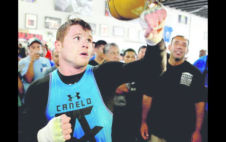 Casa llena. El gimnasio House of Boxing, en San Diego, se llenó ante la expectativa de ver entrenar a Saúl 'Canelo' Álvarez.  /