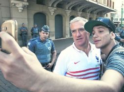 Nadie se salva. Hasta el seleccionador francés, Didier Deschamps, sucumbió a la moda de los selfies. AP /