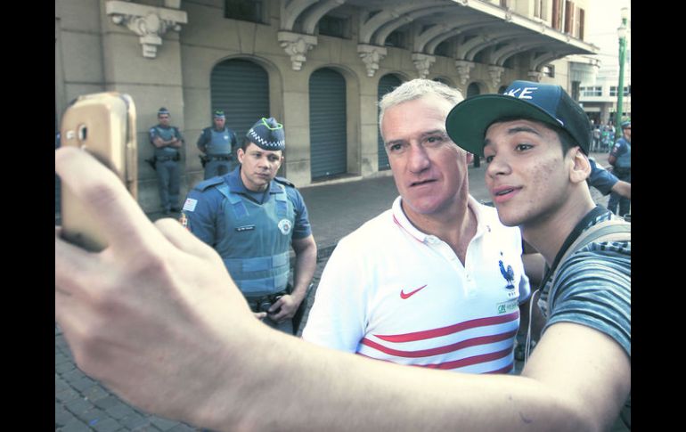 Nadie se salva. Hasta el seleccionador francés, Didier Deschamps, sucumbió a la moda de los selfies. AP /