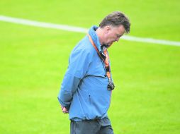 El director técnico de la Selección de Holanda, Louis van Gaal camina durante el entrenamiento en el estadio de futbol del Flamenco.  /