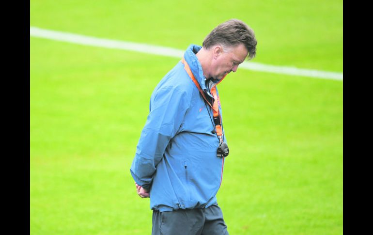 El director técnico de la Selección de Holanda, Louis van Gaal camina durante el entrenamiento en el estadio de futbol del Flamenco.  /