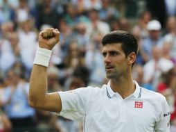 Novak Djokovic llegó a ir abajo dos sets a uno, pero sacó el orgullo y se repuso. AP /