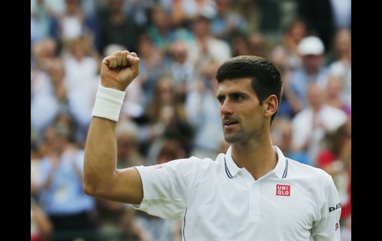 Novak Djokovic llegó a ir abajo dos sets a uno, pero sacó el orgullo y se repuso. AP /