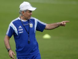 El técnico Alejandro Sabella sostuvo una plática con el equipo para hablar sobre la preparación frente a la Selección de Bélgica. EFE /