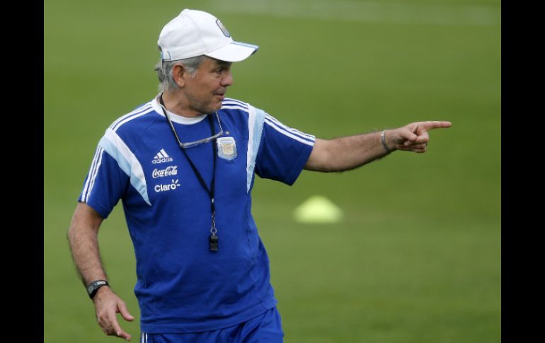 El técnico Alejandro Sabella sostuvo una plática con el equipo para hablar sobre la preparación frente a la Selección de Bélgica. EFE /