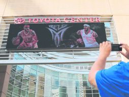 El tablero del Toyota Center, casa de los Rockets, que mostró un video de Carmelo Anthony vestido con el uniforme de Houston. AP /